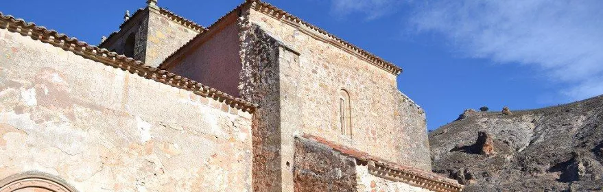 Casas rurales junto a montañas rocosas.