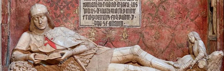 Sepulcro de piedra con figura y pintura mural.