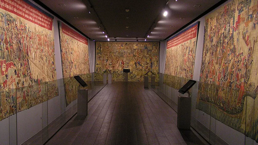 Sala de museo con grandes tapices históricos expuestos