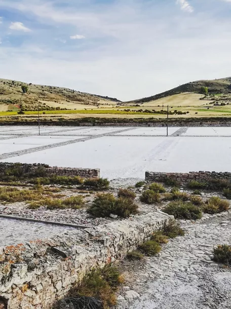 Eras de sal tradicionales en paisaje rural.