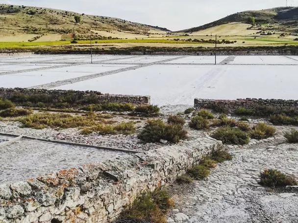 Eras de sal tradicionales en paisaje rural.