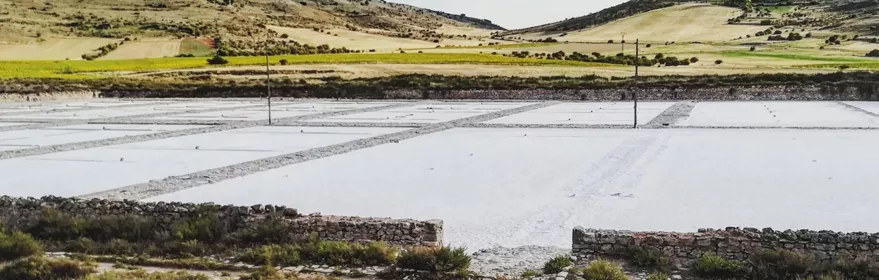 Eras de sal tradicionales en paisaje rural.