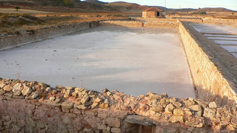 Eras de sal con muros de piedra.