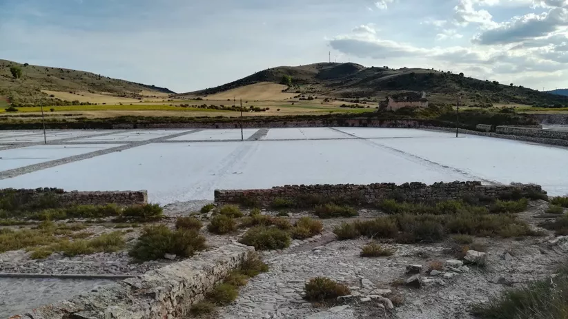 Salinas históricas entre colinas.