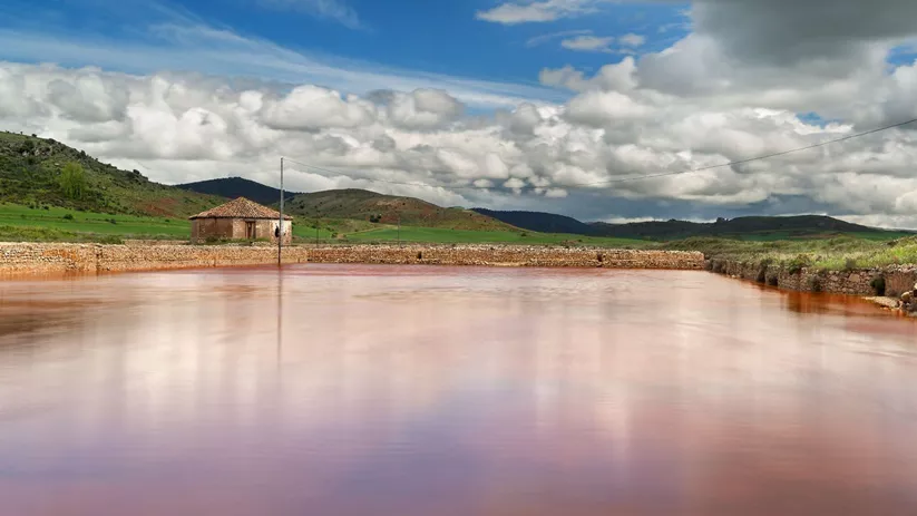 Estanque salino con reflejos del paisaje