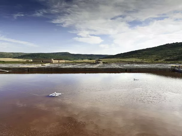 Balsas de sal con reflejo del cielo.