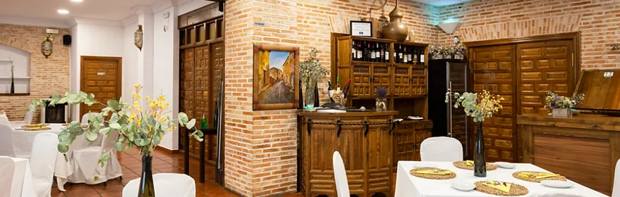 Salón rústico con mesas vestidas en blanco