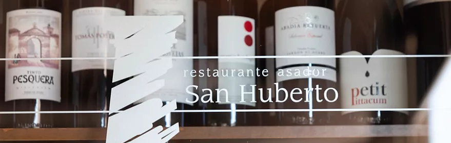 Vinoteca acristalada con botellas