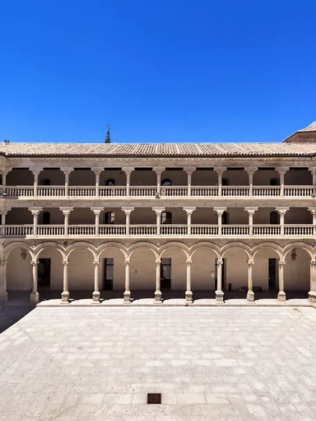Claustro renacentista con arcos