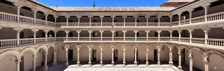 Claustro renacentista con arcos