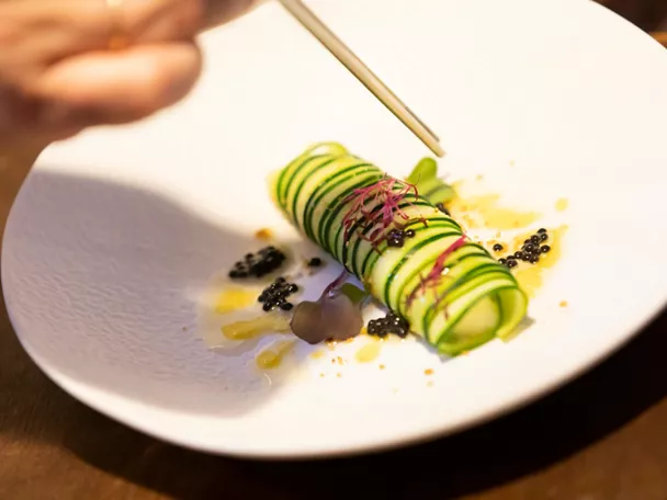Rollito de calabacín con huevas y brotes