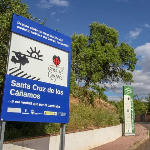 Entrada a Santa Cruz de los Cáñamos