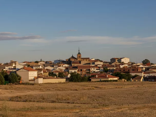 Vista panorámica del pueblo desde un campo seco