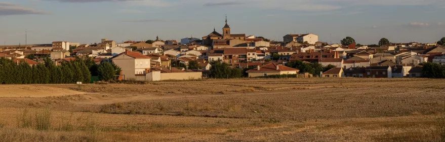 Vista panorámica del pueblo desde un campo seco