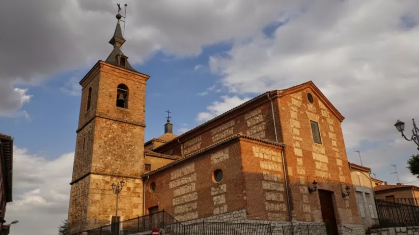 Iglesia de ladrillo con torre y escalinata