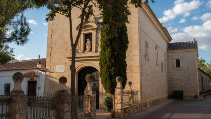 Fachada de iglesia de piedra con portada clásica