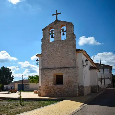 Santuario con dos campanas y una cruz en la parte superior