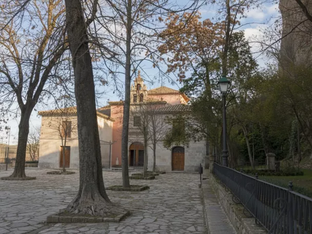 Plaza arbolada frente a templo histórico