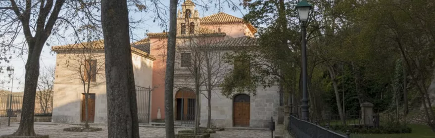 Plaza arbolada frente a templo histórico