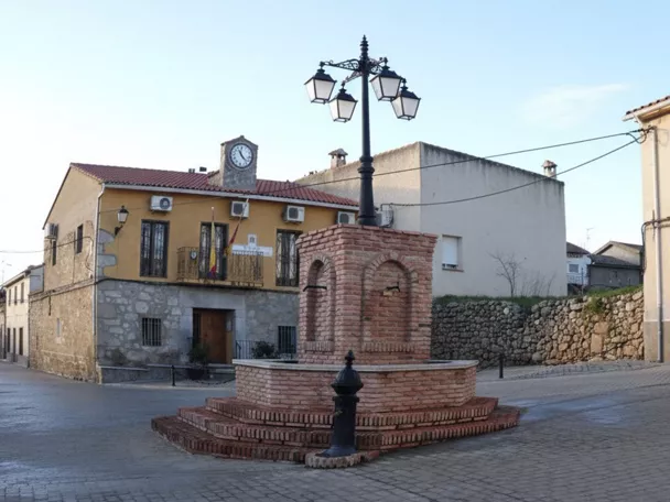 Plaza con fuente de ladrillo y farola central
