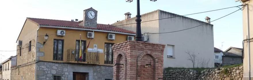 Plaza con fuente de ladrillo y farola central