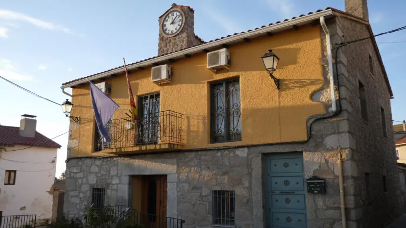 Fachada consistorial con reloj y balcón