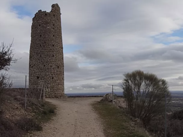 Sendero con torre en ruinas y vista panorámica