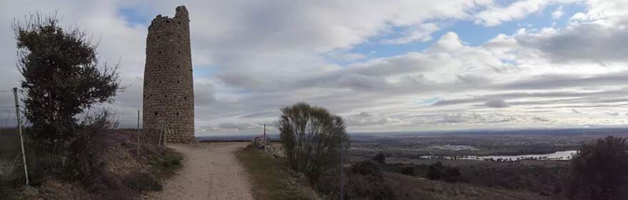 Sendero con torre en ruinas y vista panorámica