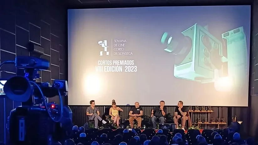Mesa redonda sobre cortometrajes en sala de cine con público