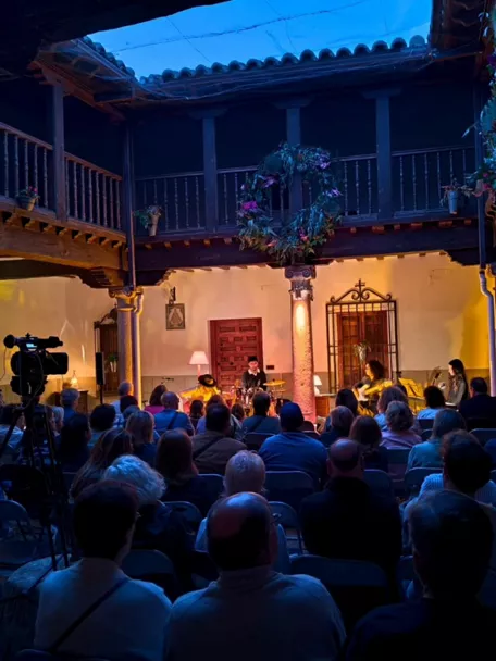Concierto en patio interior con público sentado
