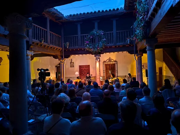 Concierto en patio interior con público sentado