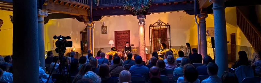 Concierto en patio interior con público sentado