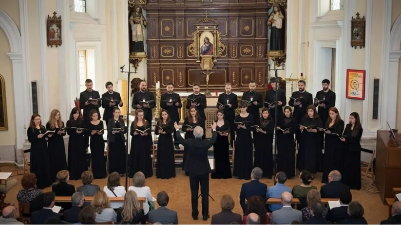 Coro mixto cantando ante retablo barroco
