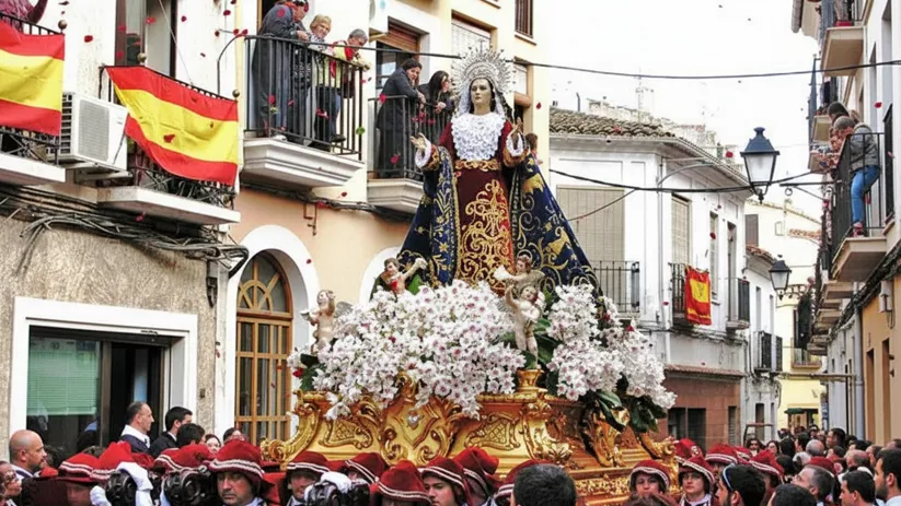 Imagen religiosa en trono dorado avanza entre pétalos y balcones engalanados.