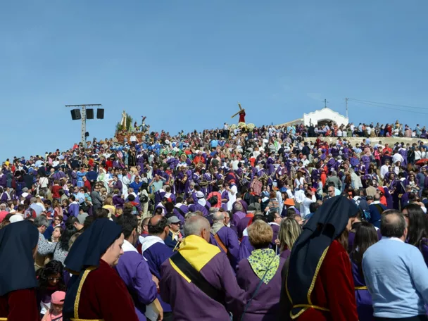 Gran concentración de personas en colina durante celebración religiosa.