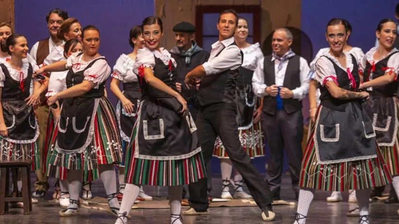 Bailarines con trajes tradicionales interpretando coreografía escénica