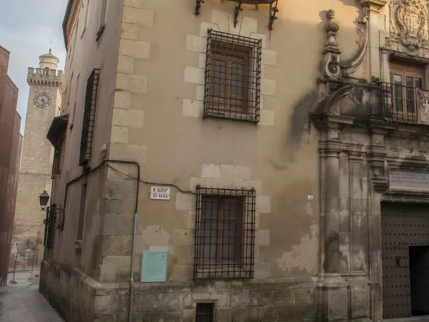 Fachada barroca con portada decorada y balcón