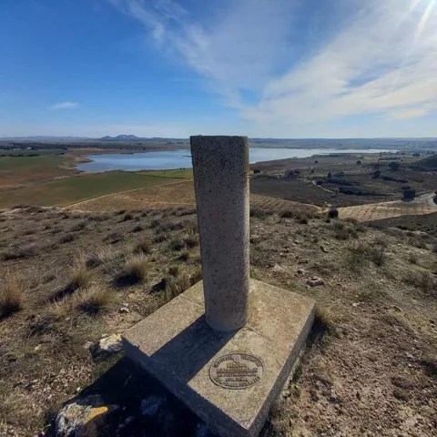 Monumento con vista a la laguna