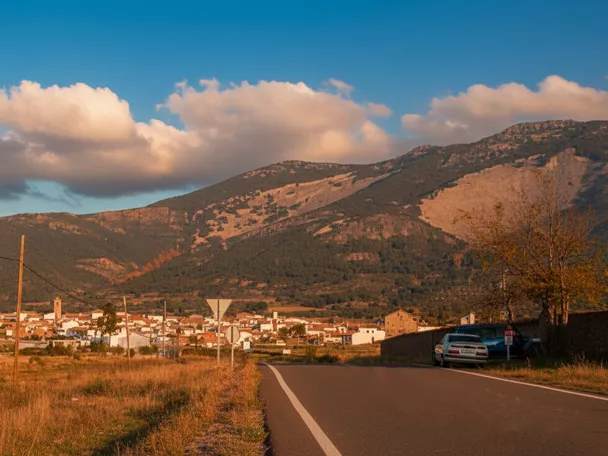 Carretera hacia el pueblo entre montañas