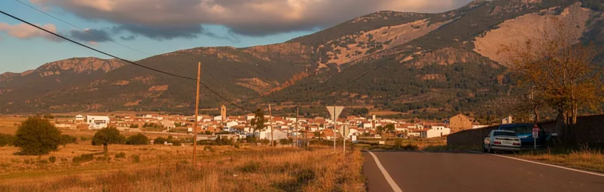 Carretera hacia el pueblo entre montañas
