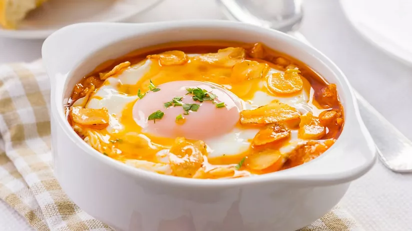 Sopa caliente con huevo y láminas de ajo