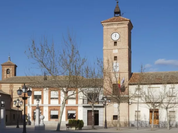Plaza con ayuntamiento y torre del reloj