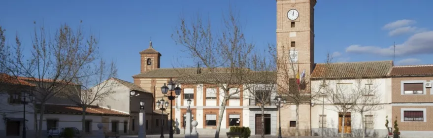 Plaza con ayuntamiento y torre del reloj