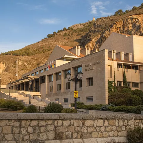 Edificio cultural moderno junto a ladera rocosa