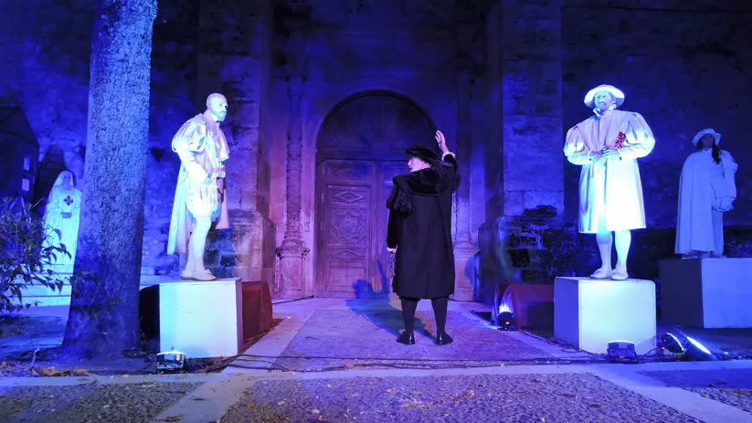 Representación histórica con actores iluminados en azul.