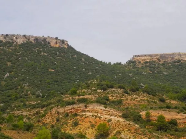 Montañas de cima plana en paisaje natural.
