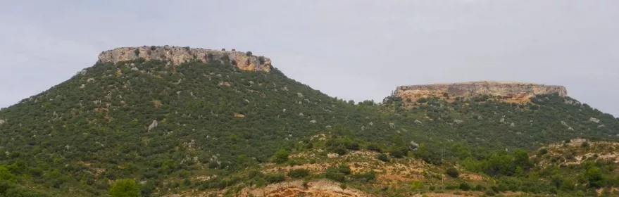 Montañas de cima plana en paisaje natural.