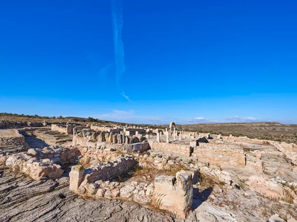 Ruinas de asentamiento antiguo sobre terreno rocoso