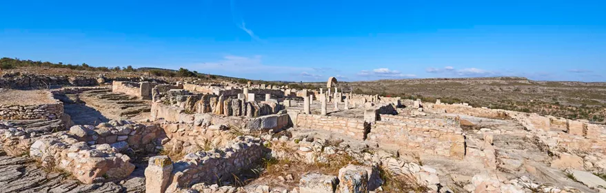 Ruinas de asentamiento antiguo sobre terreno rocoso