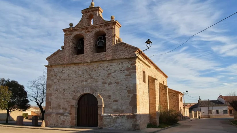 Iglesia de piedra y ladrillo con espadaña